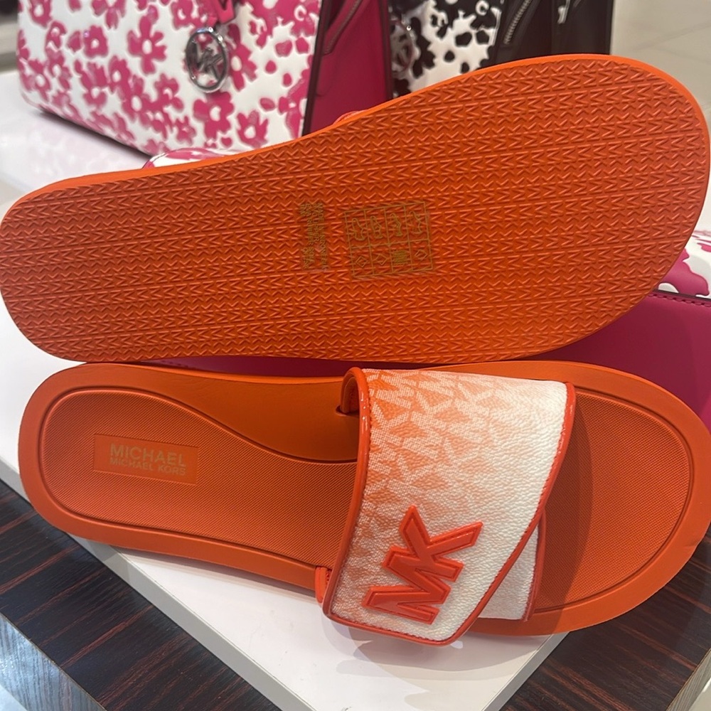 Michael Kors Slide Logo Sandals Palmer Ombré Signature
Red Clay 
NWT - Picture 11 of 16